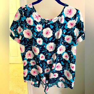 Westport L floral print top. FULL button back, cuffed short sleeve, Hi/Low.